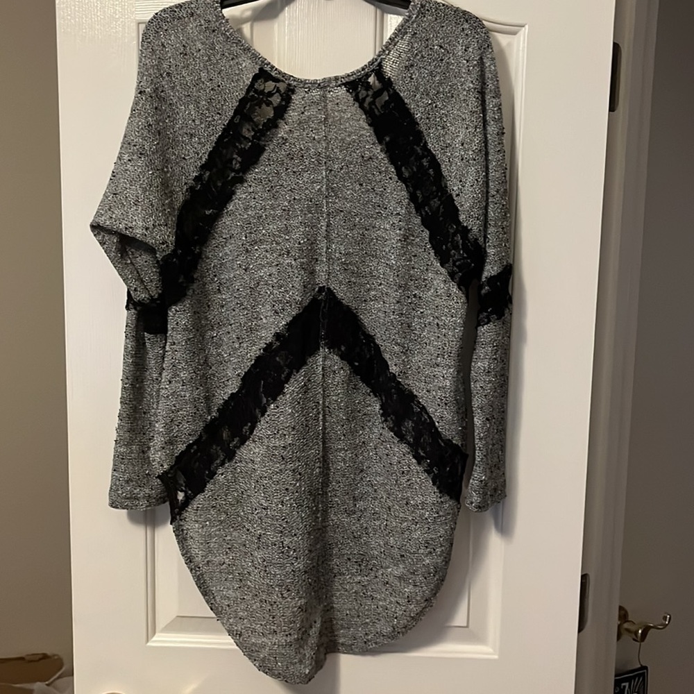 𝅺we The Free black and gray lace top size L - Picture 4 of 6
